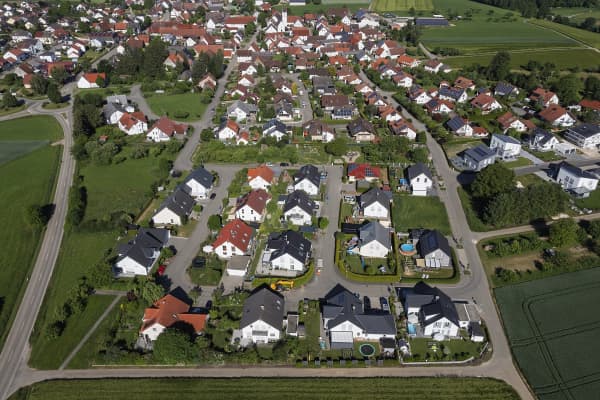 Ansicht einer kleinen Ortschaft mit Einfamilienhäusern