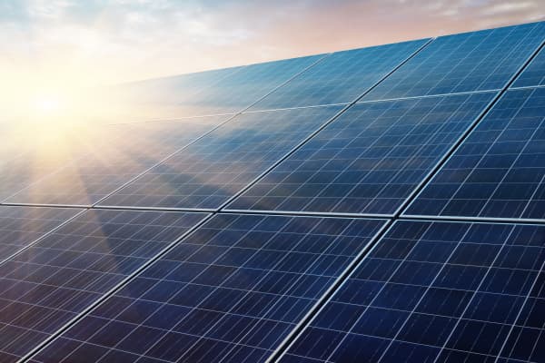 Solarmodule auf einem Schrägdach bei Sonnenschein