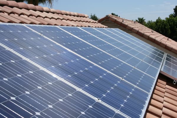 Solarmodule auf braun gedecktem Dach eines Wohnhauses