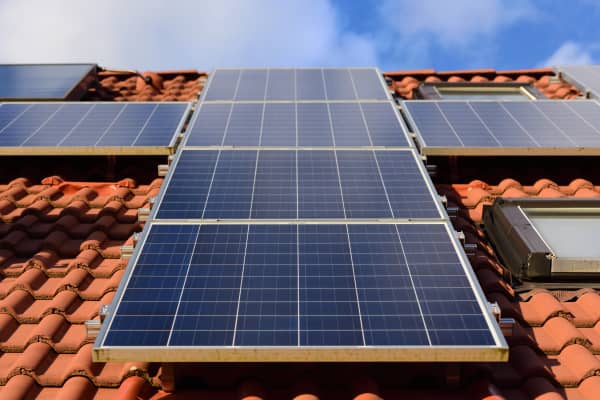 Solarmodule auf rotem Ziegeldach