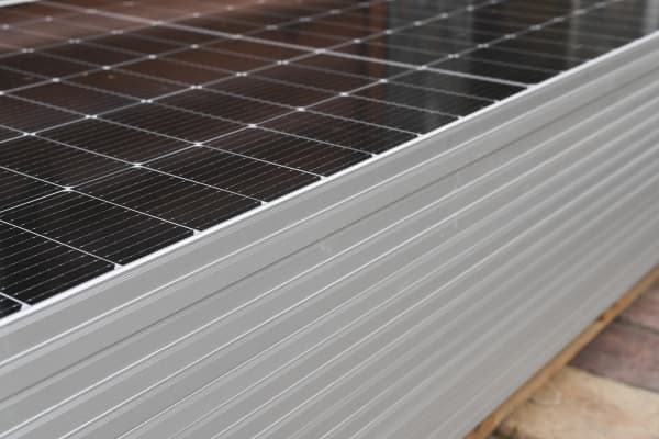 Mehrere Solarmodule übereinander liegen auf einer Palette