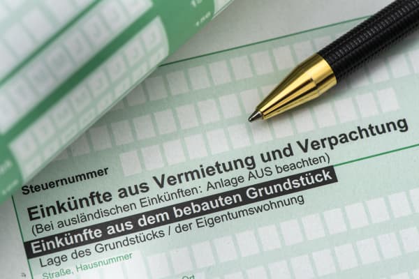 Nahaufnahme einer Einkommensteuererklärung mit Einkünften aus Vermietung und Verpachtung