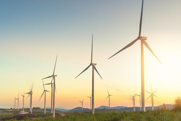 Windräder in der Landschaft bei Sonnenaufgang