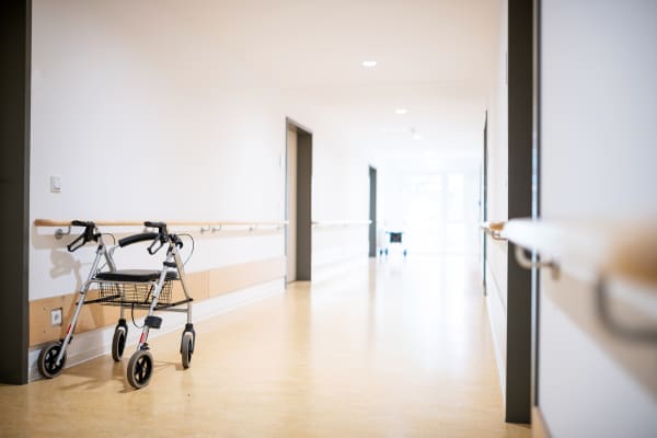Gut beleuchteter Flur mit Rollator in einem Pflegeheim