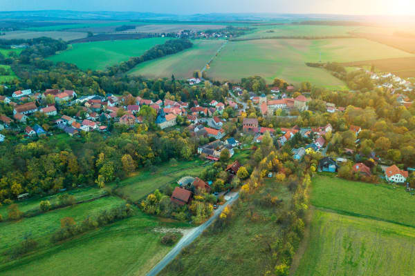 Luftaufnahme einer Ortschaft in Deutschland umgeben von grünen Wiesen