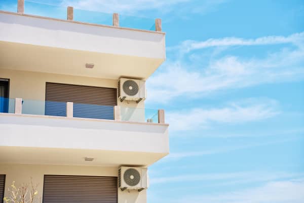 Klimaanlagen an der Fassade eines Mehrfamilienhauses
