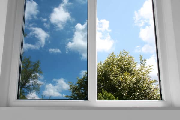 Das Bild zeigt eine Fensterfolie mit Sonnenschutzfunktion auf einem Fenster