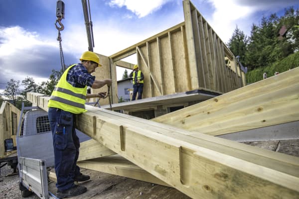 Das Bild zeigt den Aufbau eines Fertighauses mit Holzrahmen