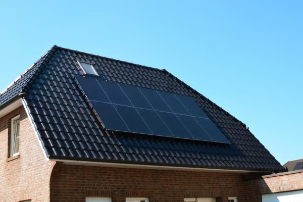 Einfamilienhaus mit einer Solaranlage auf dem Dach