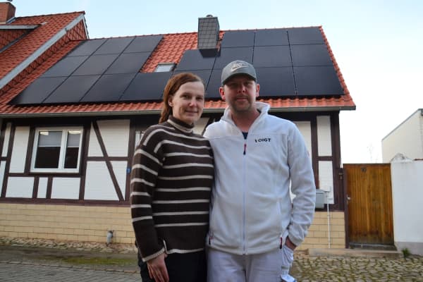 Aroundhome-Kunden Simone und Ronny vor ihrer Solaranlage, die sie mit Aroundhome geplant haben.