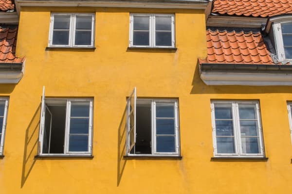 Kastenfenster an einem gelben Altbau