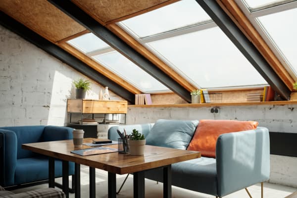 Panorama-Dachfenster in einem modernen Wohnzimmer