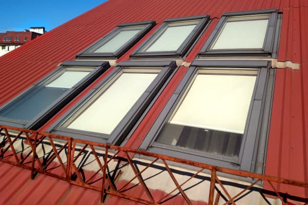 6 gleich große Dachfenster neben- und übereinander in ein Steildach gebaut