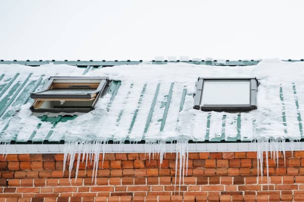 Dachfenster in einem Dach m Winter.
