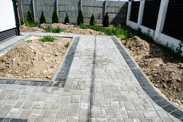 Gartenweg gepflastert mit einem umgepflanzten Garten