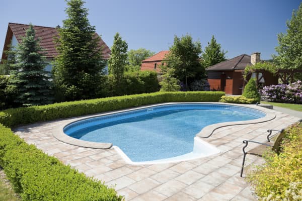 Garten mit einem großen Pool