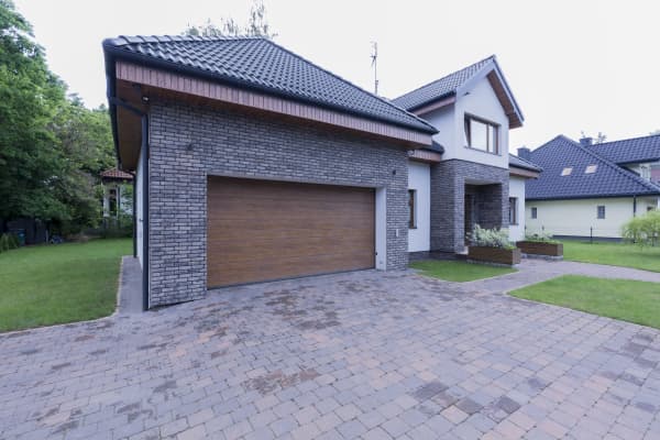 Haus mit einer gepflasterten Einfahrt.