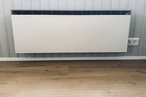 An er Wand hängende Nachtspeicherheizung