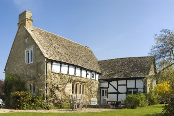 Altes, unsaniertes Wohnhaus in ländlicher Umgebung