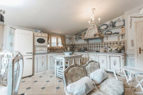 Alte Vintage-Landhausküche in weiß