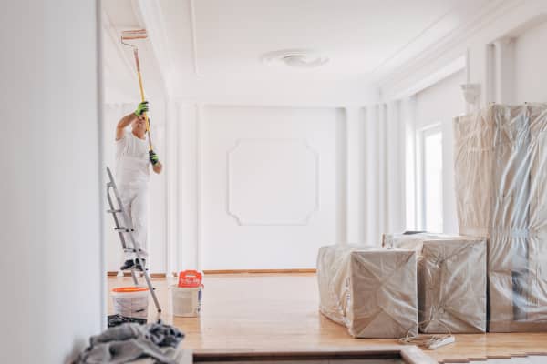 Maler streicht Wohnung