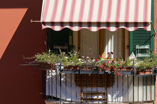 Markisen für den Balkon schützen vor Sonne und Blicken.