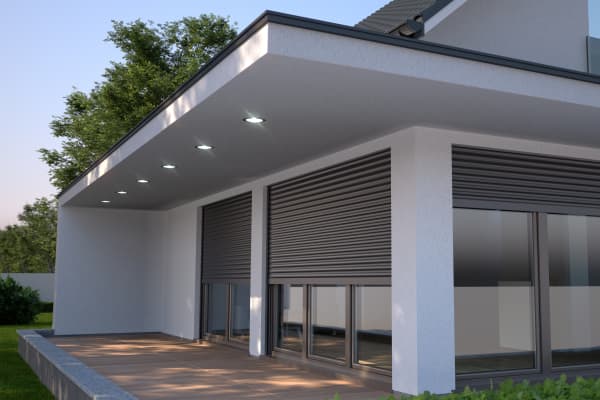 Das Bild zeigt geschlossene Rollläden an einer modernen Terrasse.