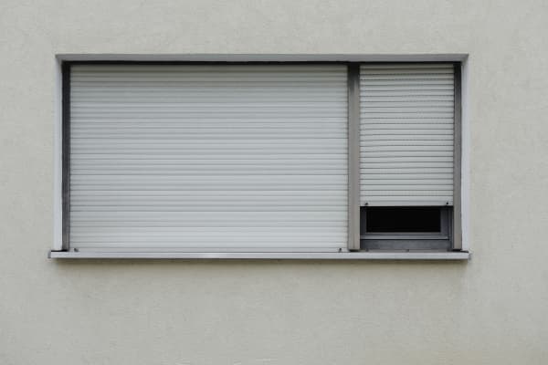 Fenster mit zwei Rollladen, einer halboffen