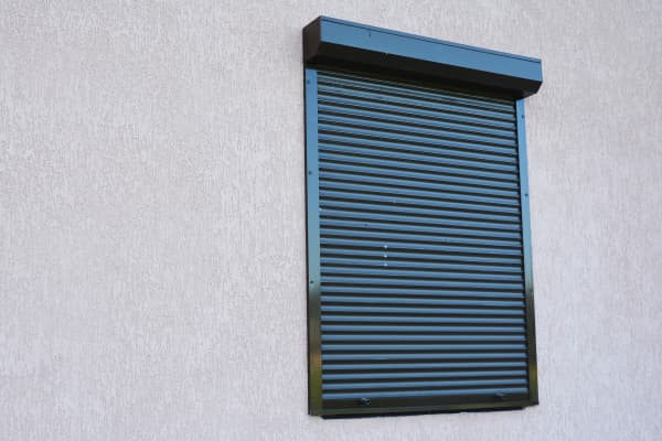 Ein geschlossener Rollladen an einer Hauswand