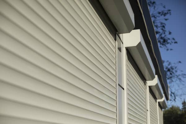 Das Bild zeigt geschlossene Rollläden an einer Hausfassade.