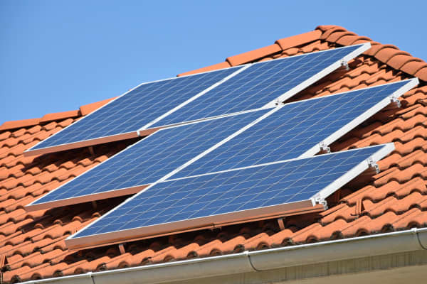 Solarpanelen liegen auf einem roten Ziegeldach
