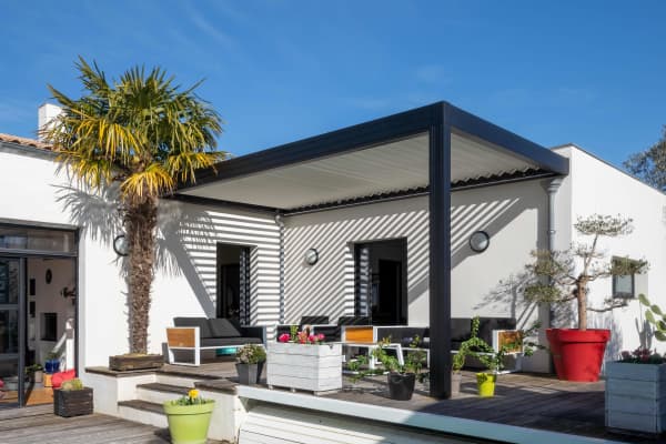 Terrassenüberdachung mit Lamellendach auf einer modernen Dachterrasse