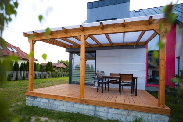 Terrassenüberdachung aus Holz mit milchigem Dach