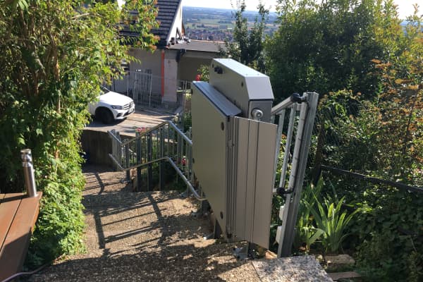 Außenlift für Rollstuhl an einem Hang von der Marke HIRO LIFT
