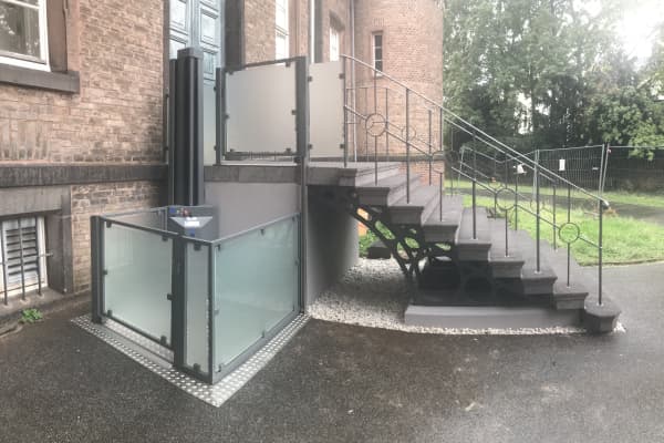 Außenlift für Rollstuhlfahrer von der Marke HIRO LIFT