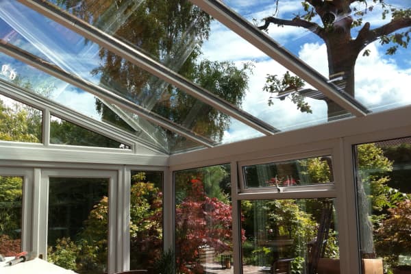 Wintergarten mit weißen Aluprofilen