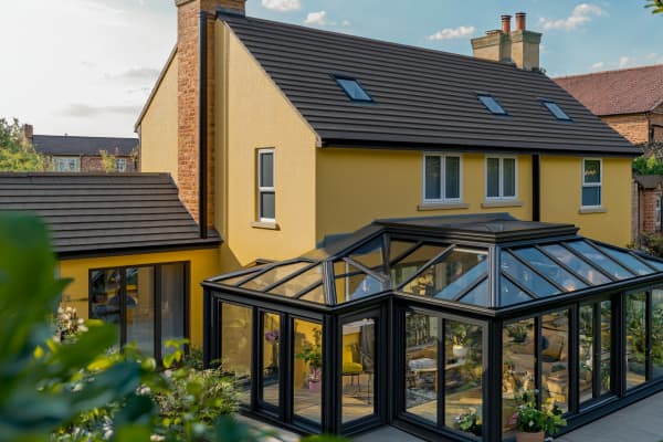 Wintergarten über Eck angebaut an ein Haus.