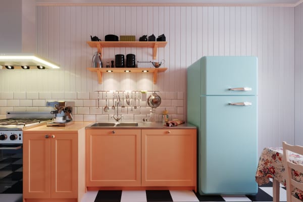 Retro-Küche mit Pastellfarben – Orange Schränke und Mintgrüner Kühlschrank