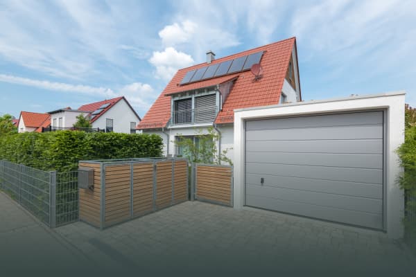 helle Einzelgarage vor einem Doppelhaus