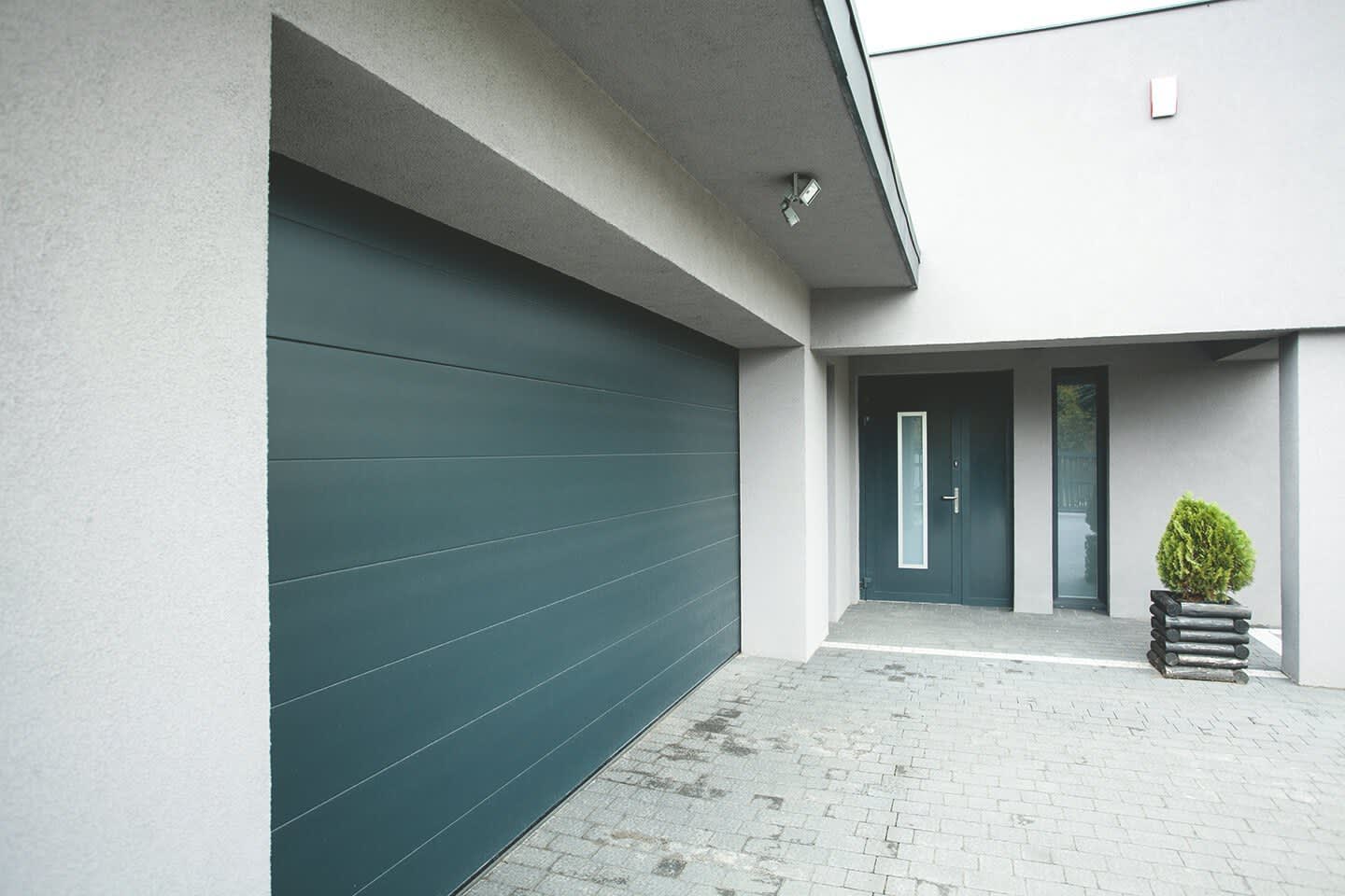 Garage und Hauseingang