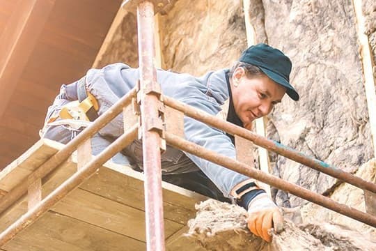 Fassadendämmung Mann auf Gerüst