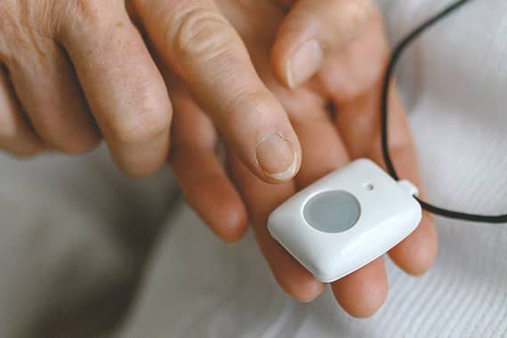 Angehörige helfen beim Notrufsysteme-Vergleichen