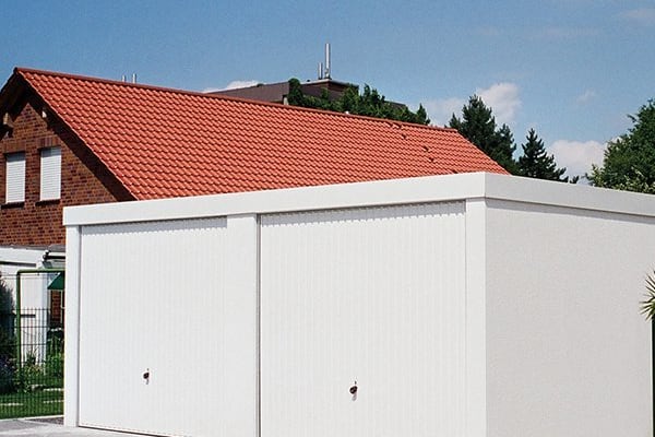Weiße Doppelgarage mit Flachdach