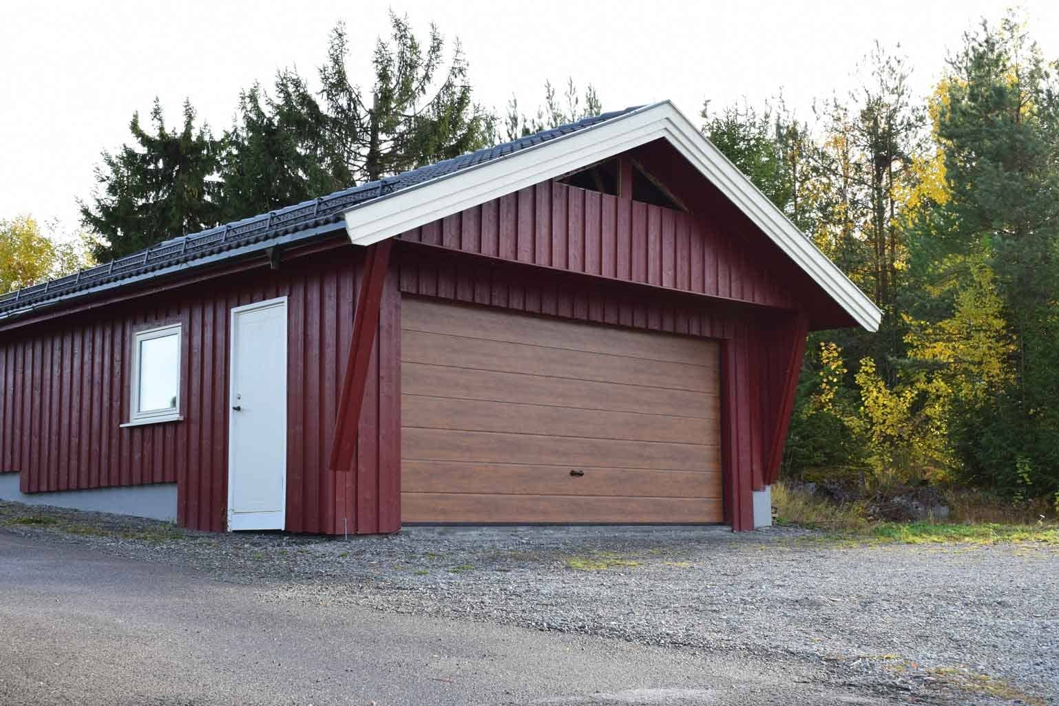 Großraumgarage aus Holz mit einem Satteldach und Sektionaltor
