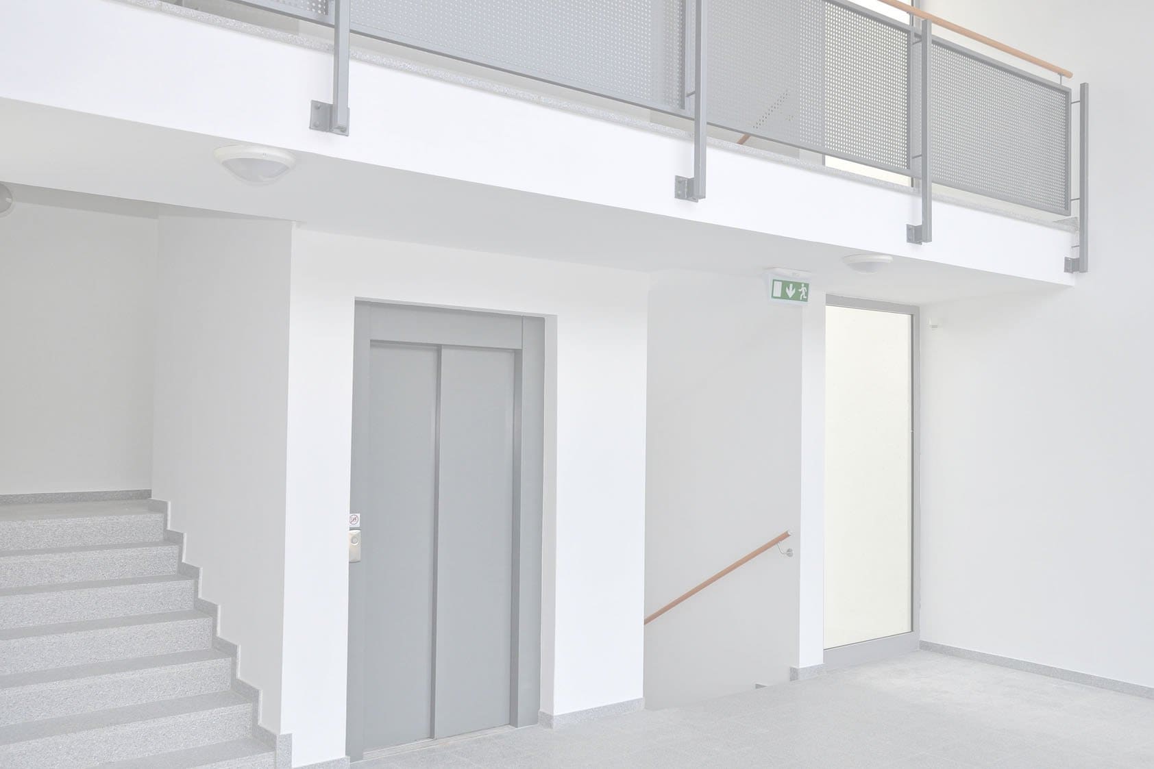 Treppenhaus mit Aufzug als Hintergrundbild