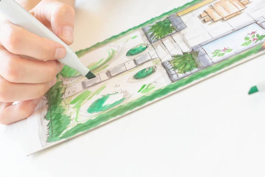 Eine Frau plant ihren Garten auf einem Blatt Papier.