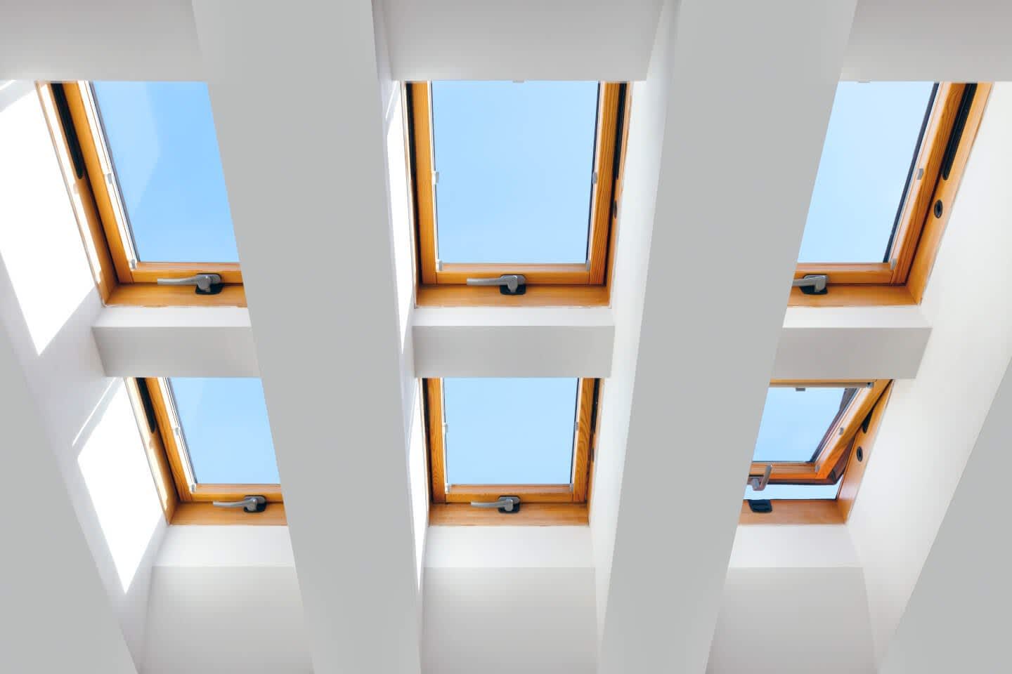 Dachfenster aus Holz im Dachgeschoss