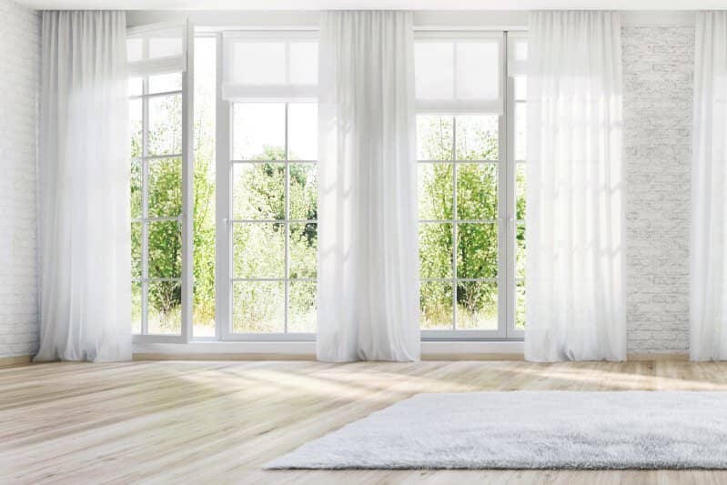 weiße Fenster mit weißen Vorhängen im leeren Raum
