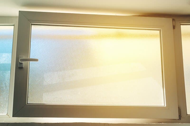 Kellerfenster mit weißem Rahmen