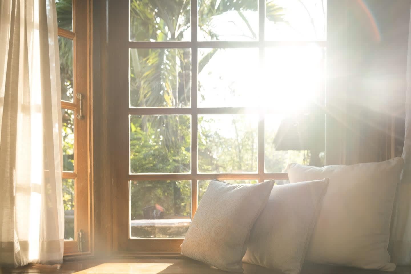 Fenster mit Sitzbank davor